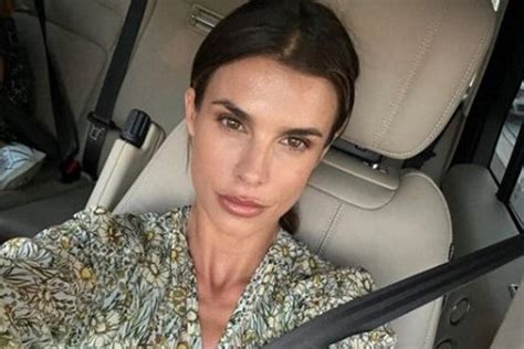 Elisabetta Canalis in topless censurata, è furiosa